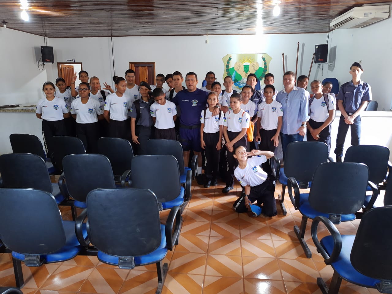 Guarda Mirim de Itapuã do Oeste visita Câmara Municipal